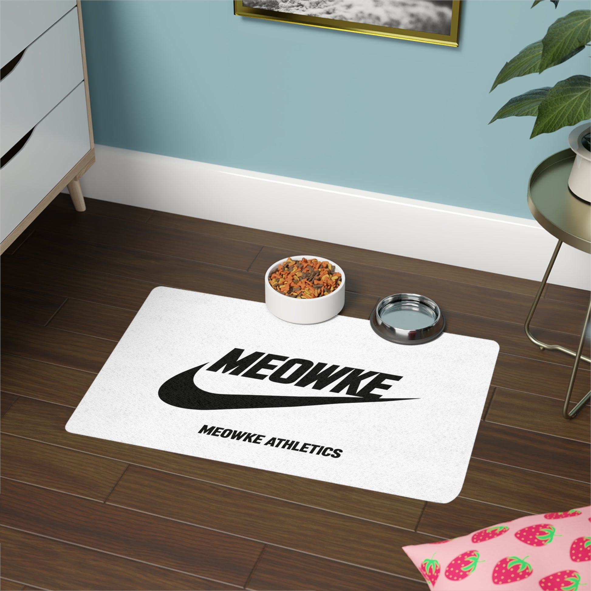 Meowke feeding station mat for cats in white with food and water bowls